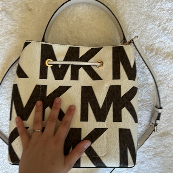 Like new! Michael Kors White and Brown Bucket Bag - Picture 4 of 9